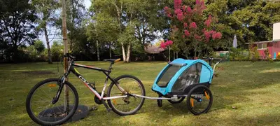 Vélo sur le terrain de l'établissement Logement cosy, piscine, terrain de pétanque, vélos, entre centre ville et lac ou dans les environs