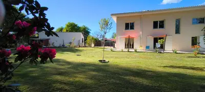 Jardin de l'établissement Logement cosy, piscine, terrain de pétanque, vélos, entre centre ville et lac