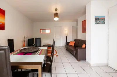 Télévision ou salle de divertissement dans l'établissement Maison de vacances Navarrosse