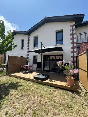 Jardin de l'établissement Maison cosy avec petit jardin