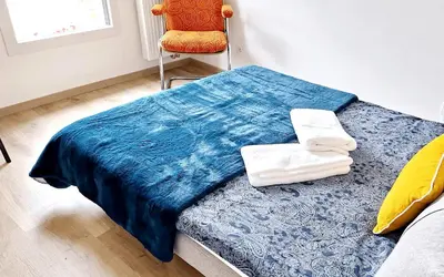 Un ou plusieurs lits dans un hébergement de l'établissement Maison cosy avec petit jardin