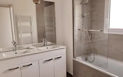 Salle de bains dans l'établissement Maison cosy avec petit jardin