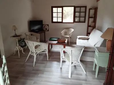 Télévision ou salle de divertissement dans l'établissement grange aménagée