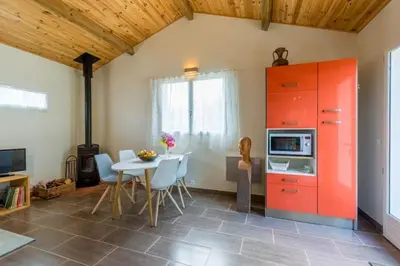 Cuisine ou kitchenette dans l'établissement La Maison Bleue