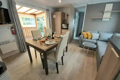 Cuisine ou kitchenette dans l'établissement Mobilhome Le Serenité - La Plage