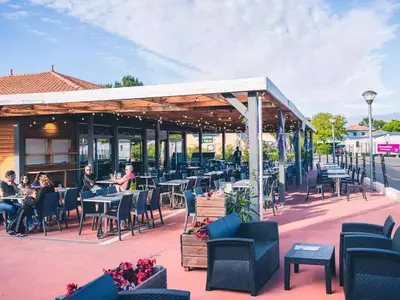 Restaurant ou autre lieu de restauration dans l'établissement Mobilhome Le Serenité - La Plage
