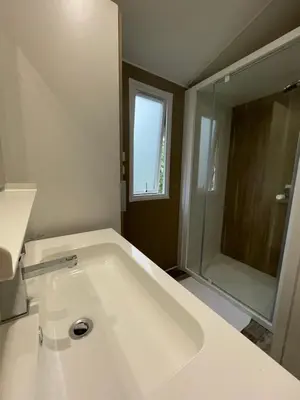 Salle de bains dans l'établissement Mobilhome bord du lac