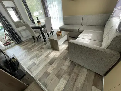 Coin salon dans l'établissement Mobilhome bord du lac