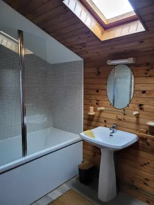 Salle de bains dans l'établissement Appartement proche du lac d'Hossegor