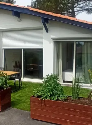 Jardin de l'établissement Le Repos des Pins, à 10 minutes des plages