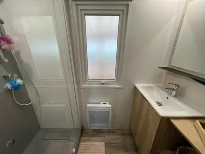Salle de bains dans l'établissement Natuara - L'horizon du lac - Wifi inclu