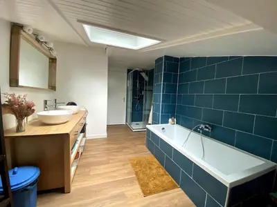 Salle de bains dans l'établissement Villa au calme piscine chauffée dix couchages