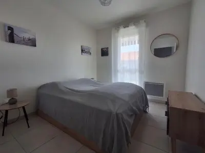 Un ou plusieurs lits dans un hébergement de l'établissement Mimizan Plage: Appartement Neuf 6 Pers à 400m de l'Océan avec WIFI - FR-1-50-150