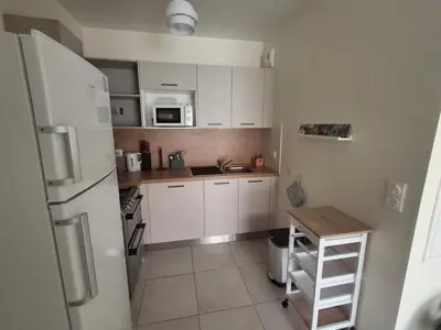 Cuisine ou kitchenette dans l'établissement Mimizan Plage: Appartement Neuf 6 Pers à 400m de l'Océan avec WIFI - FR-1-50-150