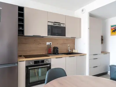 Cuisine ou kitchenette dans l'établissement Beau T2 Neuf avec Jardinet, Parking et WIFI à Mimizan - FR-1-50-153
