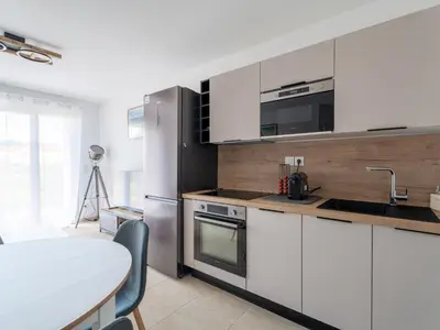 Cuisine ou kitchenette dans l'établissement Beau T2 Neuf avec Jardinet, Parking et WIFI à Mimizan - FR-1-50-153
