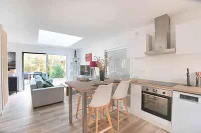 Cuisine ou kitchenette dans l'établissement La Villa Canopée du Lac
