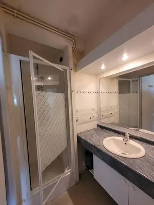 Salle de bains dans l'établissement La baïne