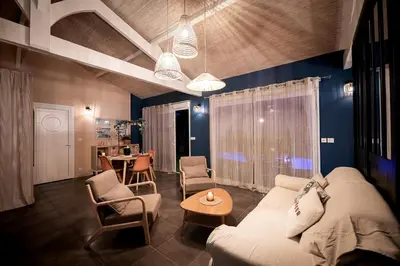 Coin salon dans l'établissement Logement romantique avec jacuzzi privatif