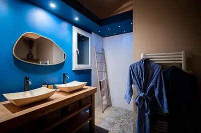 Salle de bains dans l'établissement Logement romantique avec jacuzzi privatif