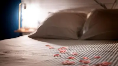 Un ou plusieurs lits dans un hébergement de l'établissement Logement romantique avec jacuzzi privatif