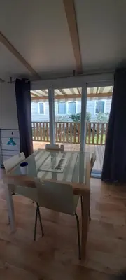 Balcon ou terrasse dans l'établissement Bungalow Natherem, 3ch dont 1 suite parentale, 2 sdb à Saint Julien en Born dans camping 4 étoile