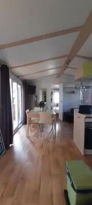 Cuisine ou kitchenette dans l'établissement Bungalow Natherem, 3ch dont 1 suite parentale, 2 sdb à Saint Julien en Born dans camping 4 étoile