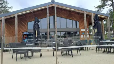 Restaurant ou autre lieu de restauration dans l'établissement Bungalow Natherem, 3ch dont 1 suite parentale, 2 sdb à Saint Julien en Born dans camping 4 étoile