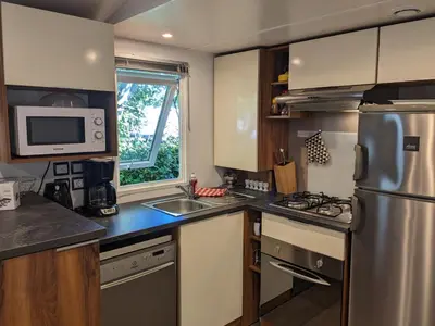 Cuisine ou kitchenette dans l'établissement Joli Mobil-Home 3 chambres 34 Siblu La Réserve