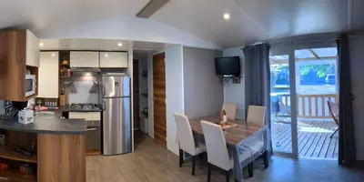 Cuisine ou kitchenette dans l'établissement Joli Mobil-Home 3 chambres 34 Siblu La Réserve