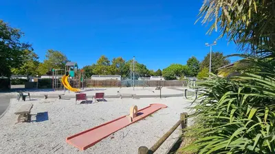 Aire de jeux pour enfants de l'établissement Joli Mobil-Home 3 chambres 34 Siblu La Réserve