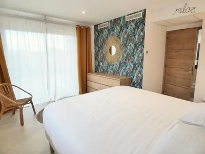Un ou plusieurs lits dans un hébergement de l'établissement VILLA HELIOSEA, piscine chauffée, jacuzzi, climatisation