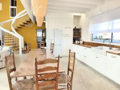 Cuisine ou kitchenette dans l'établissement VILLA HELIOSEA, piscine chauffée, jacuzzi, climatisation