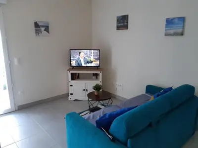 Télévision ou salle de divertissement dans l'établissement Appartement au bord de la plage et de la foret