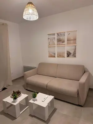 Coin salon dans l'établissement À 500m de la plage - L Ébène -