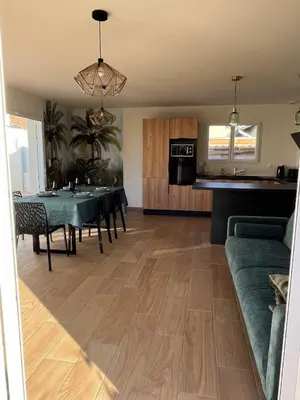 Cuisine ou kitchenette dans l'établissement Maison familiale piscine 3 chambres Gujan-Mestras !