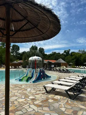 Piscine de l'établissement Mobil Home Camping Marvilla Parks 5 lac Biscarosse ou située à proximité