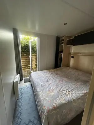 Un ou plusieurs lits dans un hébergement de l'établissement Mobil Home Camping Marvilla Parks 5 lac Biscarosse