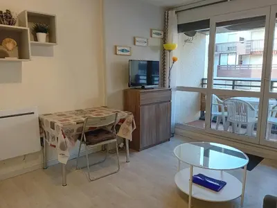 Télévision ou salle de divertissement dans l'établissement Appartement fonctionnel à Seignosse Plages, parking gratuit - FR-1-239-1096