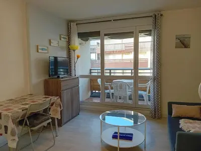 Coin salon dans l'établissement Appartement fonctionnel à Seignosse Plages, parking gratuit - FR-1-239-1096