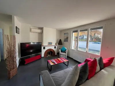 Coin salon dans l'établissement Maison famille avec piscine, Wi-Fi et parking à Gujan-Mestras - FR-1-319-583