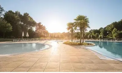 Piscine de l'établissement BISCARROSSE Charmant T2 Au cœur du Golf avec piscine Entre Lac et Océan - Ménage & linge inclus ou située à proximité