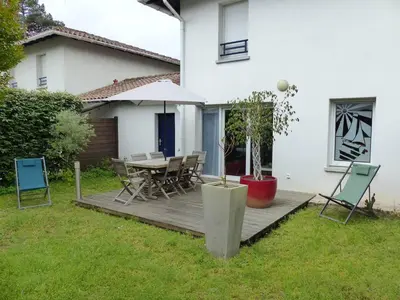 Jardin de l'établissement Le Brigantin, villa mitoyenne de 68m2 avec terrasse, jardinet et petit garage