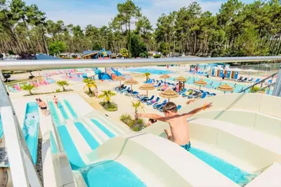 Piscine de l'établissement MH 535 Tout équipé 3 CHAMBRES 1 SDB dans camping 4 étoiles ou située à proximité