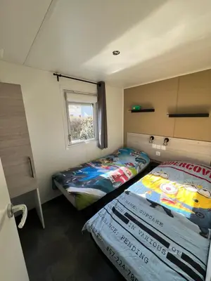 Un ou plusieurs lits dans un hébergement de l'établissement MH 4-6 places avec lit parapluie La Réserve Siblu