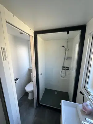 Salle de bains dans l'établissement MH 4-6 places avec lit parapluie La Réserve Siblu