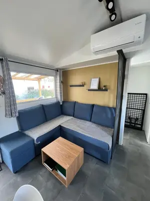 Coin salon dans l'établissement MH 4-6 places avec lit parapluie La Réserve Siblu