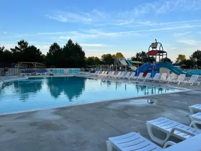 Piscine de l'établissement MH 542 Spacieux 40m2 avec 2 chambres 1 salle de bain dans Camping 4 étoiles ou située à proximité