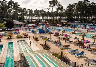 Piscine de l'établissement MH 542 Spacieux 40m2 avec 2 chambres 1 salle de bain dans Camping 4 étoiles ou située à proximité