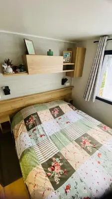 Un ou plusieurs lits dans un hébergement de l'établissement MH 542 Spacieux 40m2 avec 2 chambres 1 salle de bain dans Camping 4 étoiles